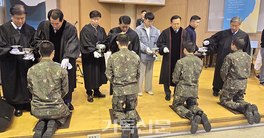 총회군선교회 전북지회원들이 35사단 훈련병들에게 세례를 베풀고 있다.