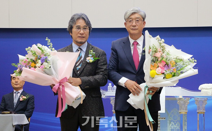 제14회 광주전남제주노회협의회 정기총회에서 선출된 대표회장 이원석 목사(사진 왼쪽)와 직전회장 김택근 목사가 인사하고 있다.