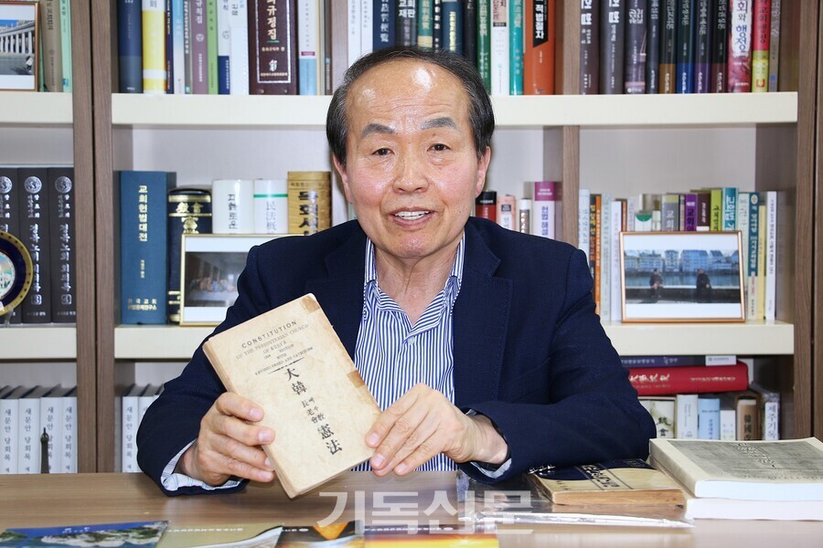 경기북부교회법상담연구소는 교회들이 갈등과 분쟁에 빠지지 않고 건강하게 성장하도록 돕기 위해 2023년 서울북노회 소속 목회자들과  지역 교회 중심으로 설립했다. 김동귀 목사는 노회임원으로 일하면서 어려움을 겪는 교회들을 보며 교회법 연구와 사료수집에 매진해 연구소를 설립하는 데 중심 역할을 했다. 연구소 소장을 맡고 있는 김 목사가 한국장로교회 헌법 희귀자료를 보여주며 교회법의 중요성을 설명하고 있다.