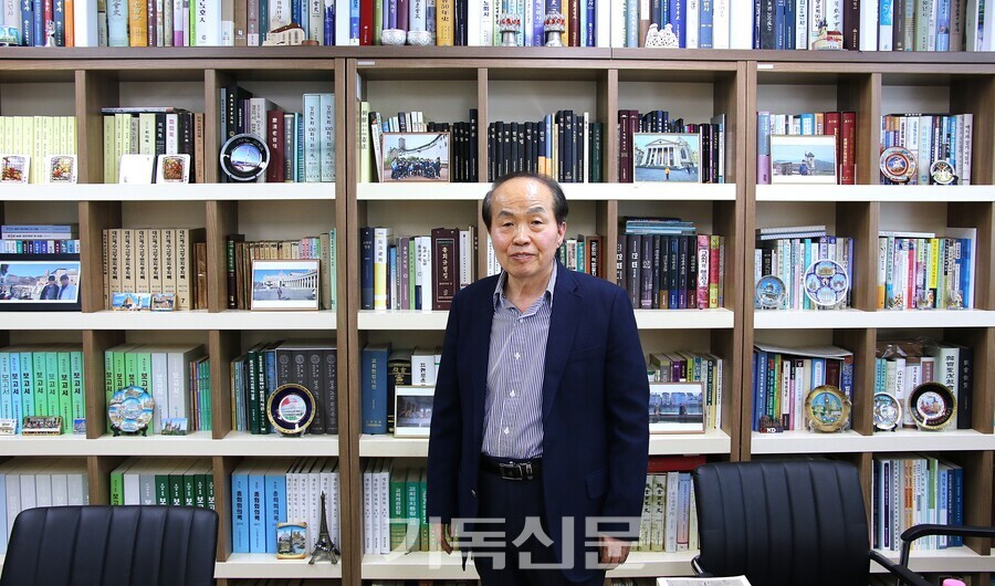 경기북부교회법상담연구소장 김동귀 목사는 노회임원으로 일하면서 어려움을 겪는 교회들을 보며 교회법 연구와 사료수집에 매진했다고 말했다. 김 목사가 모은 교회법 사료들은 2000권에 달한다.