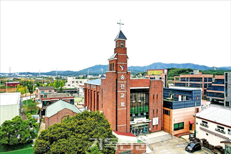 1910년 설립된 용인 송전교회는 2004년 권준호 목사 부임 이후 셀 중심의 역동적인 교회로 탈바꿈했다. 송전교회 예배당 전경.