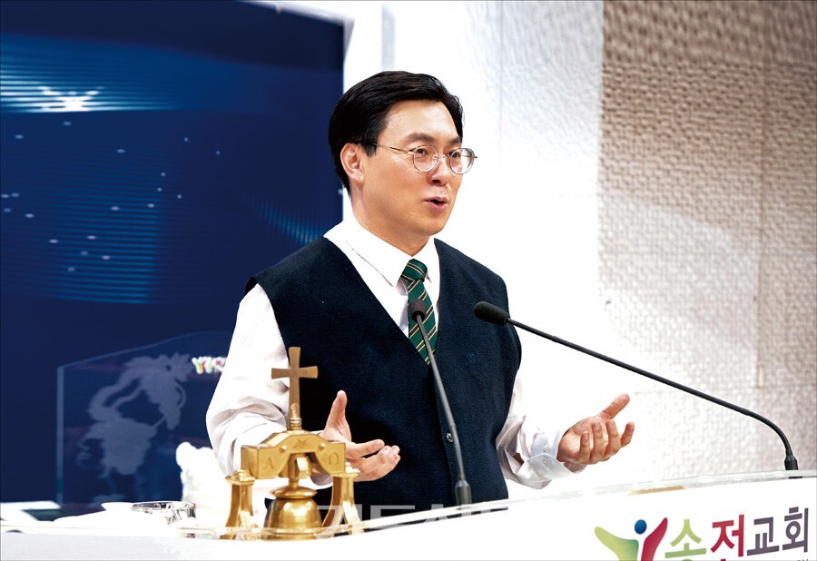 권준호 목사는 ‘바른 목회’를 추구하며 목회에 헌신하고 있다. 권 목사가 설교하고 있다.