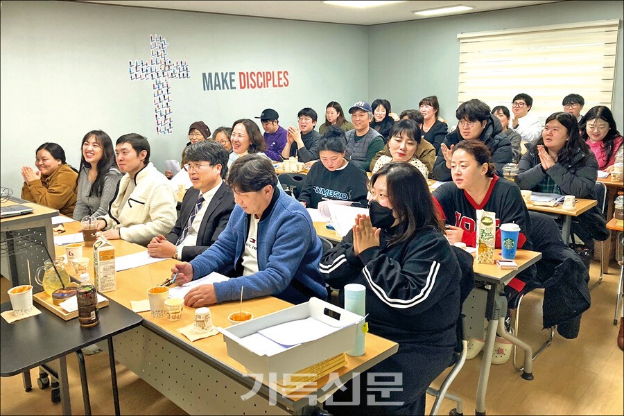 제자훈련은 송전교회 성도들에게는 필수 코스다. 성도들이 제자훈련을 받고 있다.