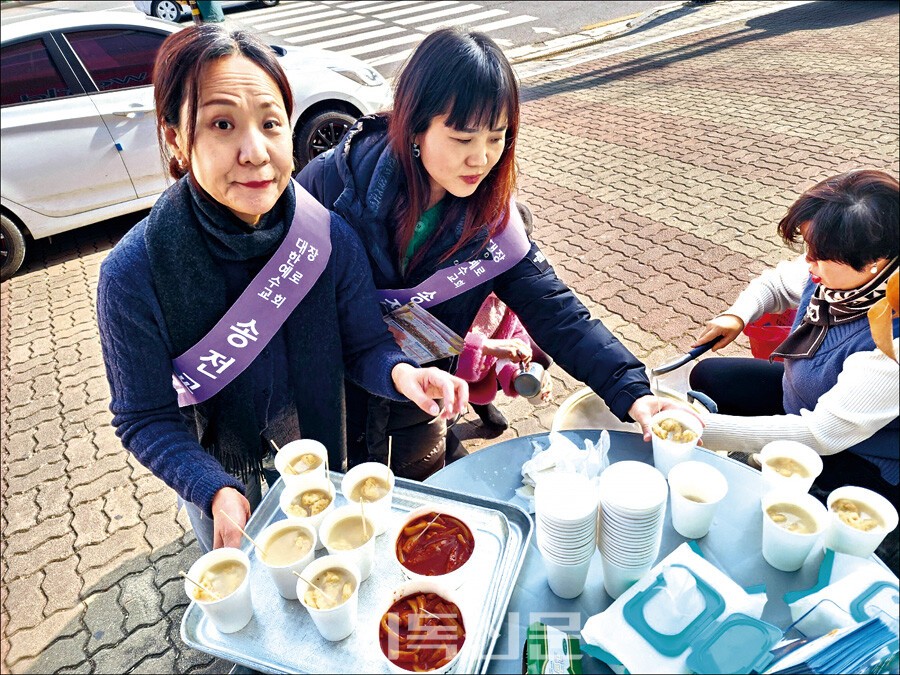 성도들이 먹거리를 나누며 전도를 하고 있다.