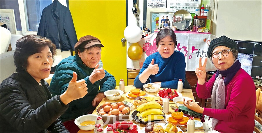 송전교회는 2012년부터 셀교회로 전환했다. 성도들이 셀모임을 하고 있다.