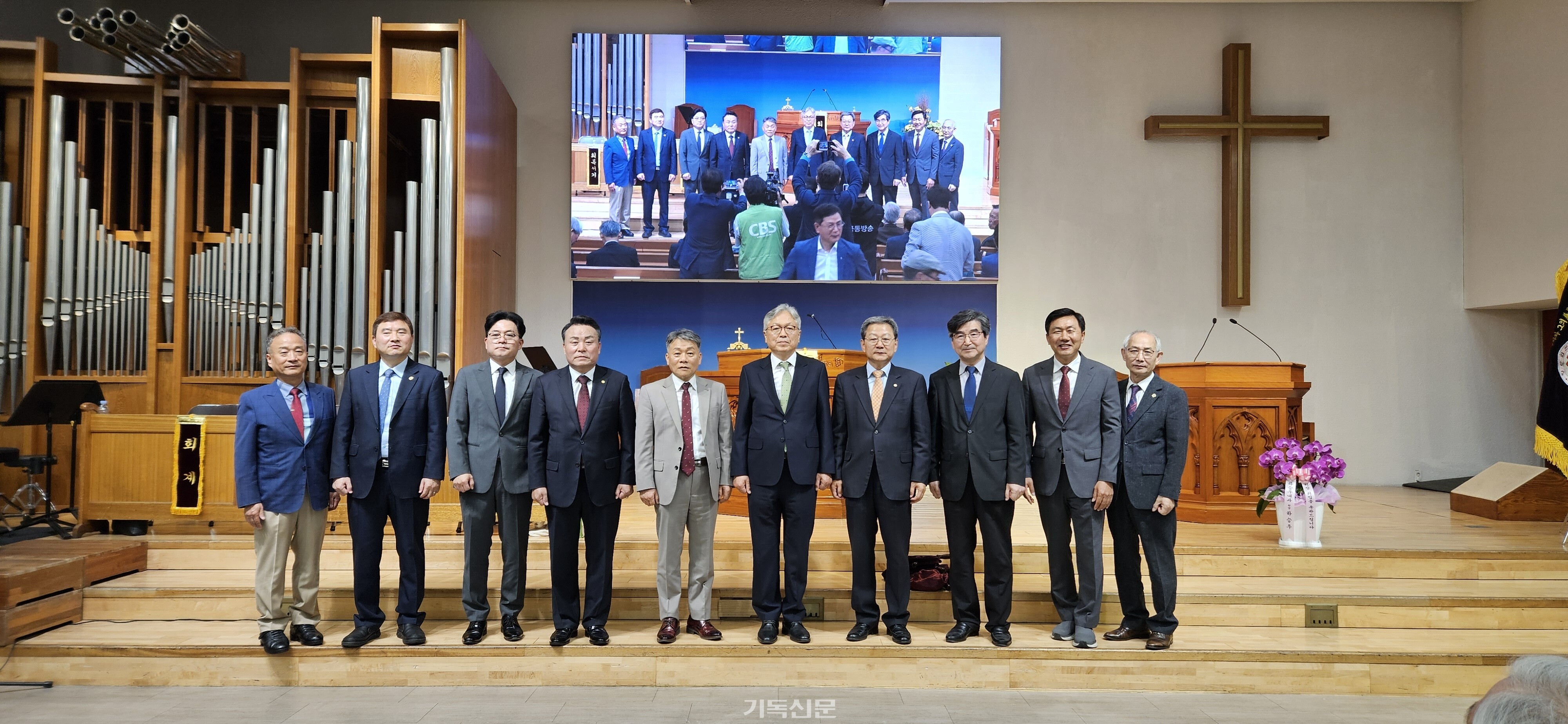 신임대표회장 김문열 장로(왼쪽 다섯 번째)가 명예회장으로 추대된 이기덕 장로 및 임원들과 신구임원교체를 진행하고 기념 촬영을 하고 있다.