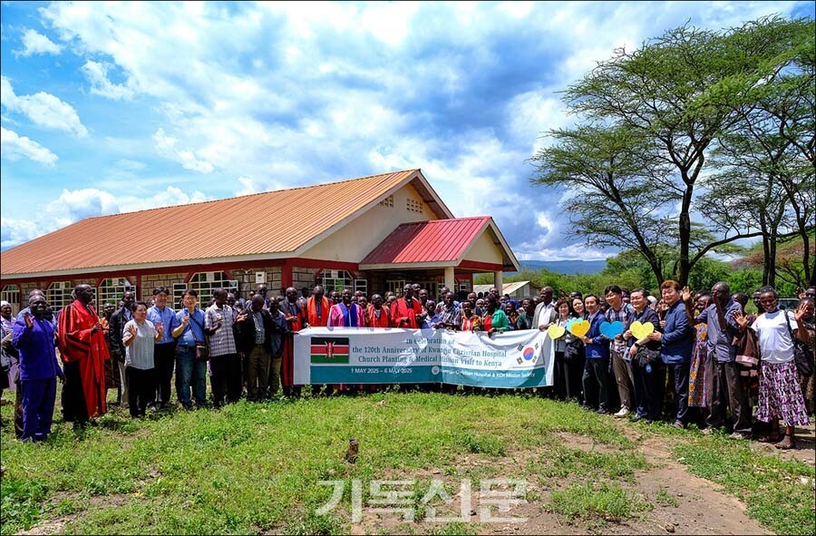 광주기독병원이 개원 120주년을 맞이해 케냐 모고티오에 세운 기념교회와 현지 성도들 모습.