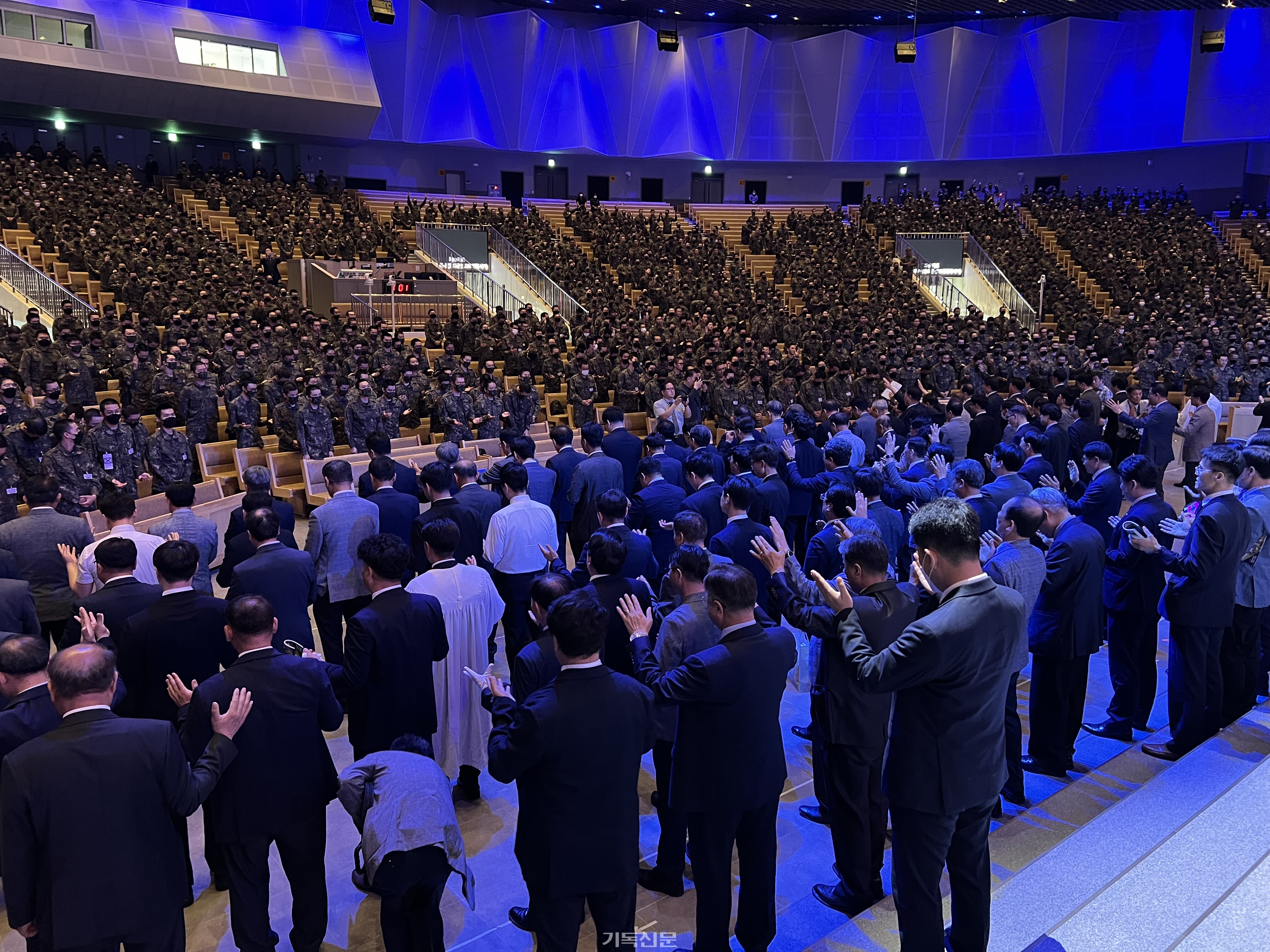 남전련 역대 최대 인원인 230여 명의 집례·수종 위원이 장병들을 위해 기도하고 있다.