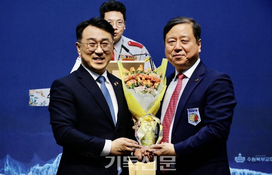 수원북부교회 어와나 사역 20주년을 기념하며 김경덕 목사(사진 왼쪽)가 한국어와나 이종국 대표에게 감사패를 전하고 있다.