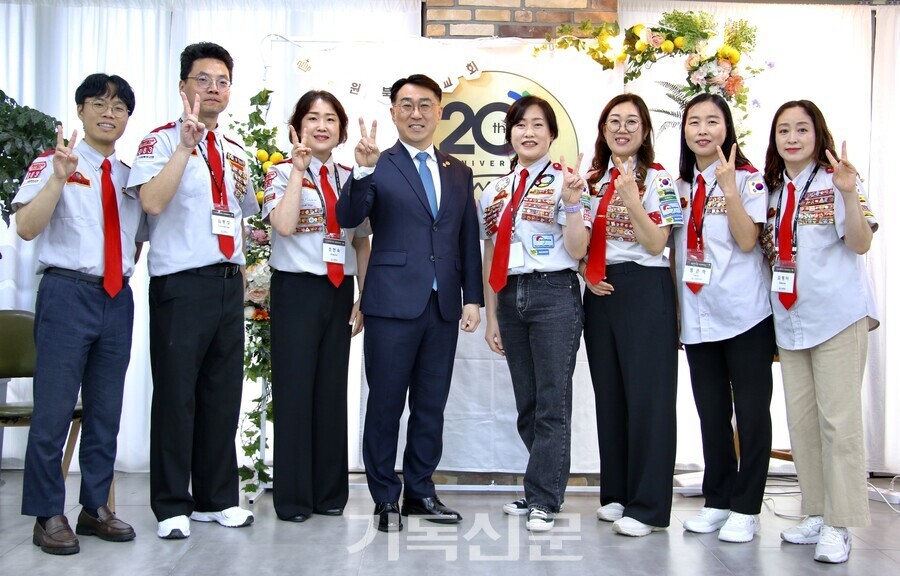 수원북부교회 어와나 사역 20주년 감사예배에 앞서 비전센터에서 축하행사도 가졌다. 김경덕 목사와 어와나 교사들이 20주년을 축하하고 있다.