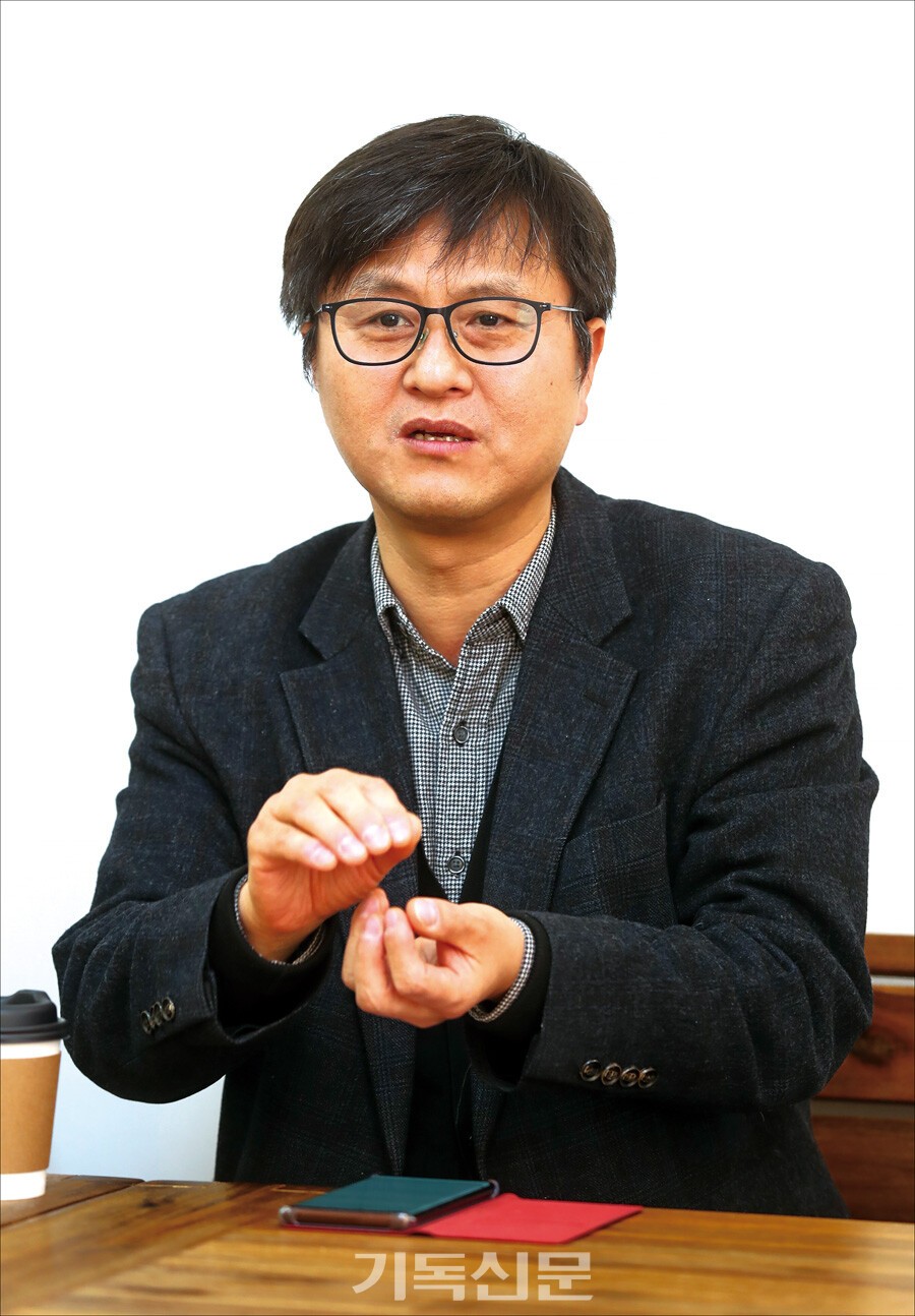 교단 최초로 기독교윤리실천운동 공동대표를 맡게 된 신동식 목사가 한국교회가 성경적인 교회상을 이루도록 일조하겠다고 말하고 있다.