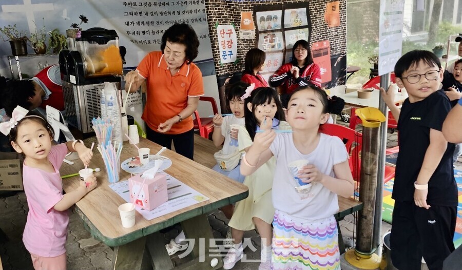어린이를 위한 '단구평강랜드 친구야 놀자~' 행사를 위해 성도들은 예배당 전체를 놀이동산으로 바꿨다. 야외 쉼터에 마련된 문구점에서 어린이들이 음료를 먹고 있다.