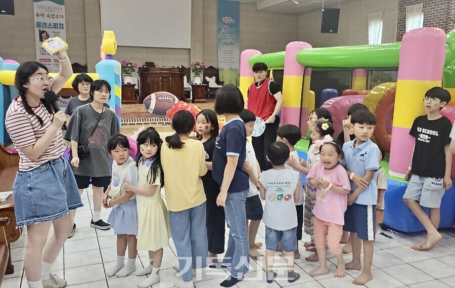 단구평강교회가 6월 1일부터 지역 주민과 어린이를 위한 행복나눔축제를 진행하고 있다. 어린이를 위한 '단구평강랜드 친구야 놀자~' 행사에서 어린이들이 에어바운스 순서를 기다리고 있다. 