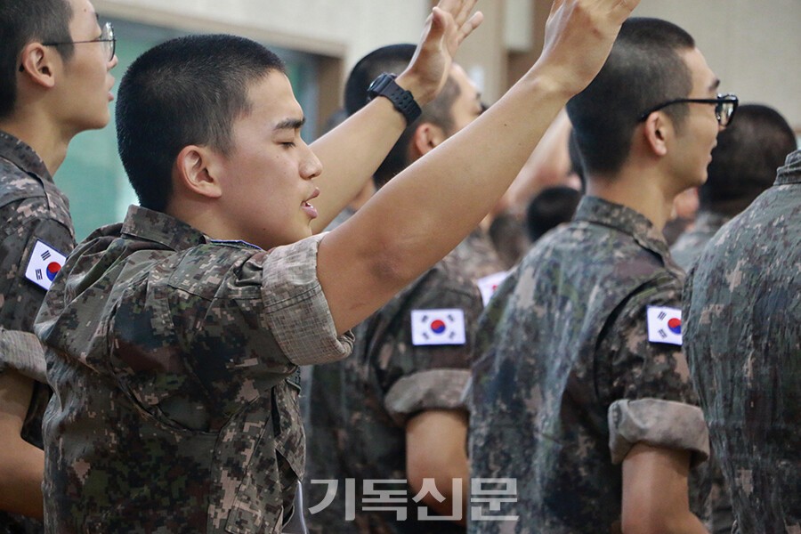 제35사단 충경교회에서 전북지역 기독교인들과 군장병들이 구국 연합예배를 열고 있다.