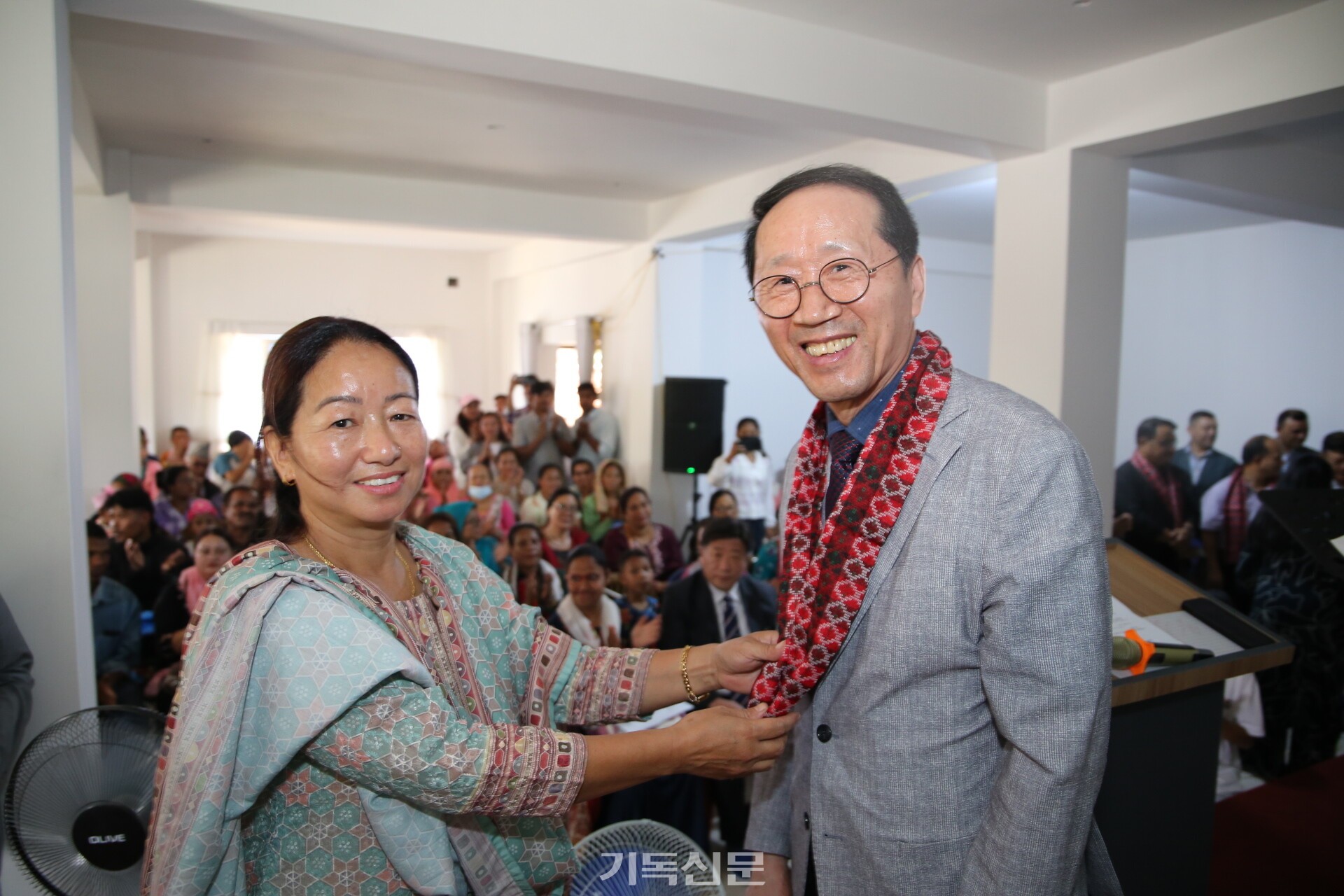 거룩한빛교회(카말 목사)는 헌당예배를 기념해 네팔 전통 무늬 머플러를 남전련에 선물했다. 사진은 회장 배원식 장로(사진 오른쪽)가 기념품을 전달받는 모습.