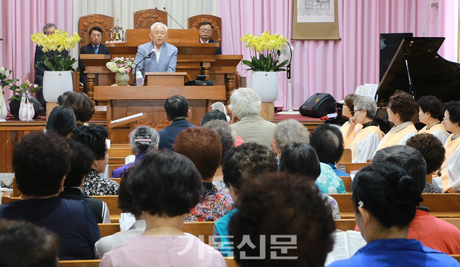 유족들을 대표해 순교자 김윤철 집사의 동생 김윤근 집사가 인사하고 있다.