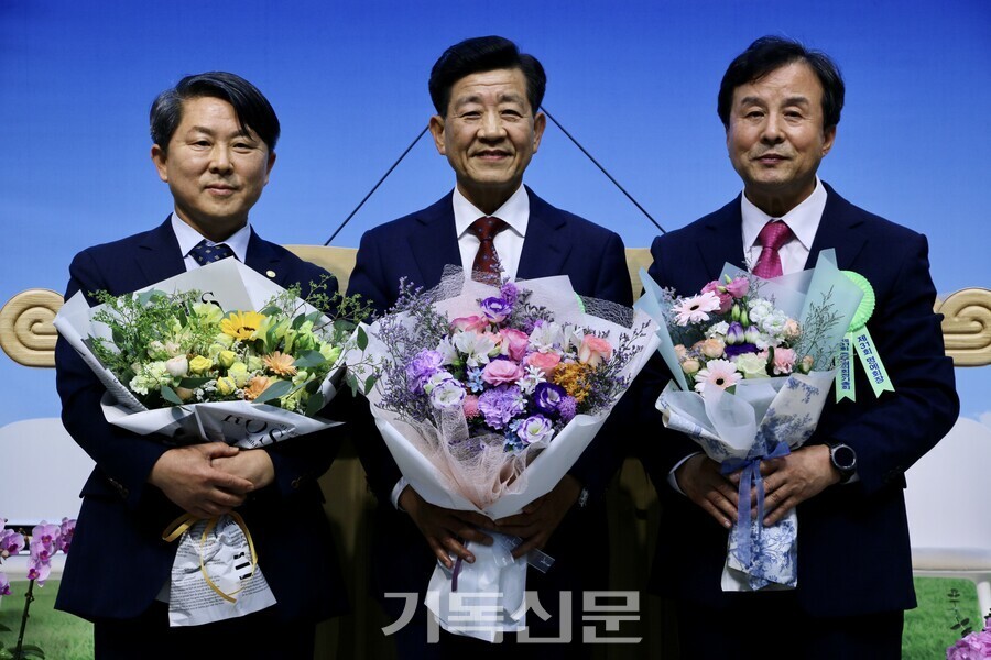 중부협의회가 6월 29일 포곡제일교회에서 제31회 정기총회를 개최했다. 신임 대표회장으로 선출된 김종원 목사(사진 가운데)와 명예회장 강문구 목사(사진 오른쪽), 차기회장 홍성현 목사가 회원들에게 인사하고 있다.