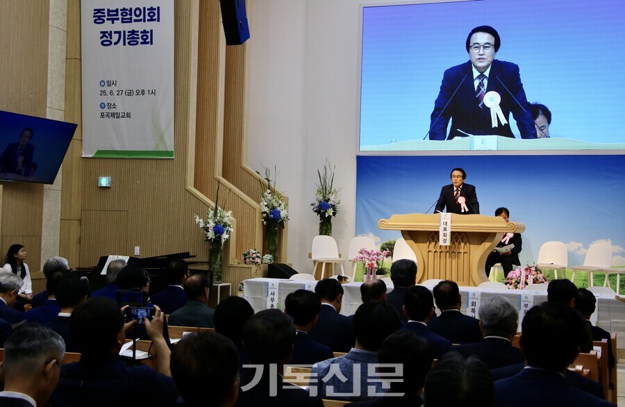 중부협의회 제31회 정기총회에서 증경회장 하재호 목사가 설교하고 있다.