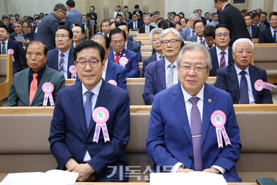 중부협의회 제31회 정기총회에 증경총회장 권순웅 오정호 목사 등 지도자들이 참석해 김종원 목사 대표회장 취임을 축하했다.