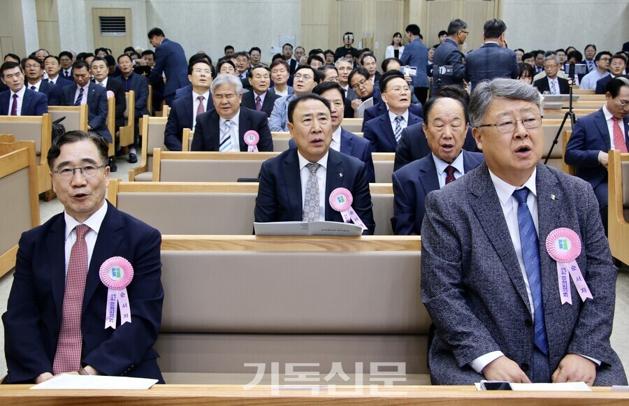 중부협의회 제31회 정기총회에 총회장 김종혁 목사와 총회총무 박용규 목사 등 교단 지도자들이 참석해 김종원 목사 대표회장 취임을 축하했다.