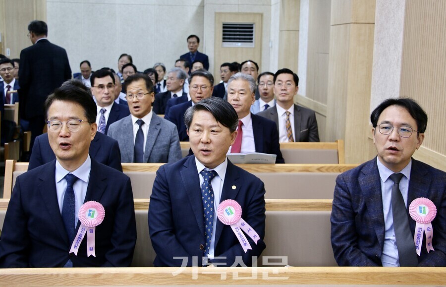 중부협의회 제31회 정기총회에 회원 114명을 비롯해 교단 지도자와 지역 목회자 등이 참석해 김종원 목사 대표회장 취임을 축하했다.