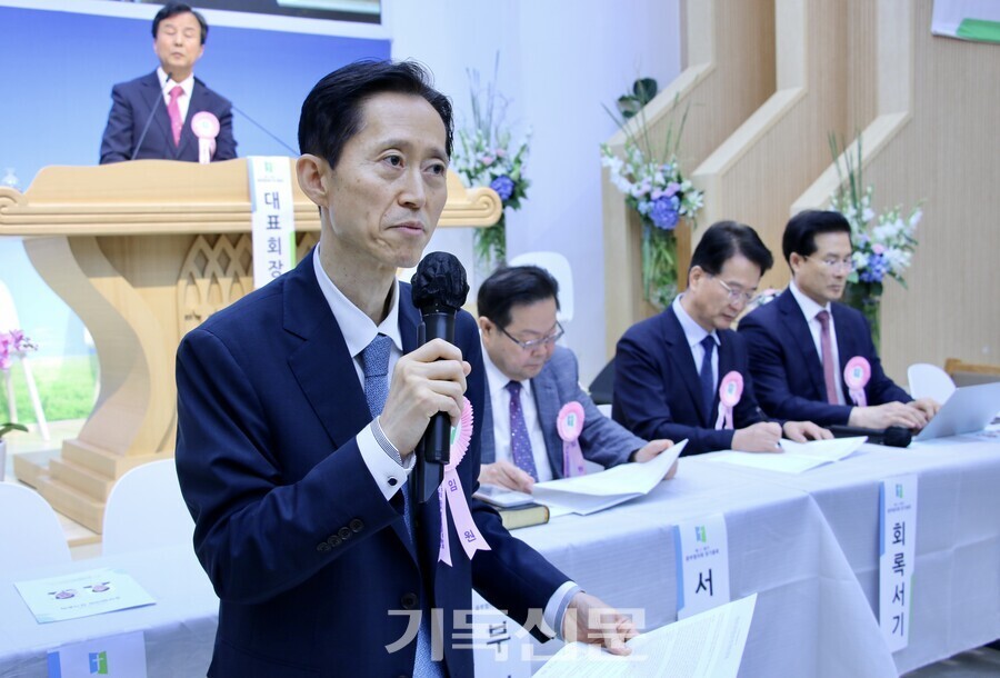 사무총장 박순석 목사가 회칙개정 안건을 설명하고 있다. 