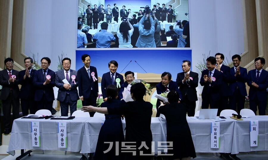 중부협의회 전현직 임원들이 회원들에게 인사하고 축하를 받고 있다.