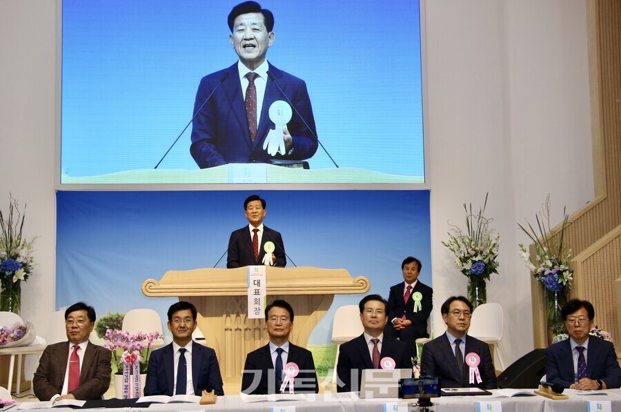 대표회장에 오른 김종원 목사가 회무를 진행하고 있다. 