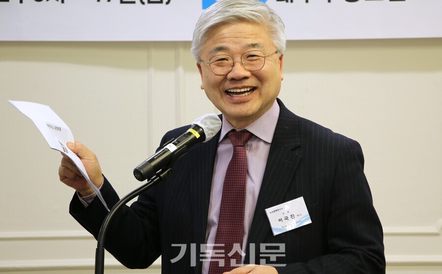 총회정책연구소가 7월 15일 제1차 정책 포럼을 개최한다. 연구소장 이국진 목사는 1차 포럼 주제를 청년으로 정한 이유를 시급성과 절박함 때문이라고 말했다. 사진은 총회정책연구소 워크숍에서 발제하는 이국진 소장.