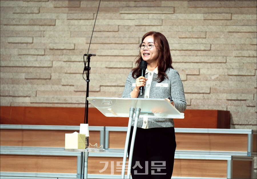 전소영 박사가 AI 시대의 교육 방향성을 설명하며 본질 회복에 대한 교회 공동체의 교육적 역할을 강조하고 있다.