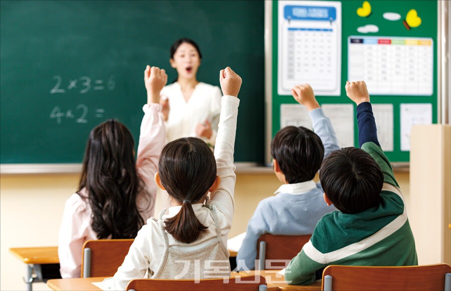 새 정부의 교육 정책 및 방향에 기독교교육계가 경쟁교육 완화와 맞춤형 성장 지원, 학교 다양성 확대, 학부모 교육권 보장, 그리고 획일적 평가 극복 등의 과제를 제시한 가운데 정부와 교육 현장 간 소통과 협력이 절실히 요청된다.