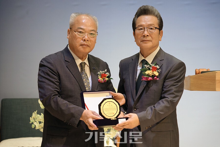 영호남남전도협의회 정기총회에서 신임회장으로 선출된 정시호 장로(사진 오른쪽)와 직전회장 조형국 장로가 인사하고 있다.