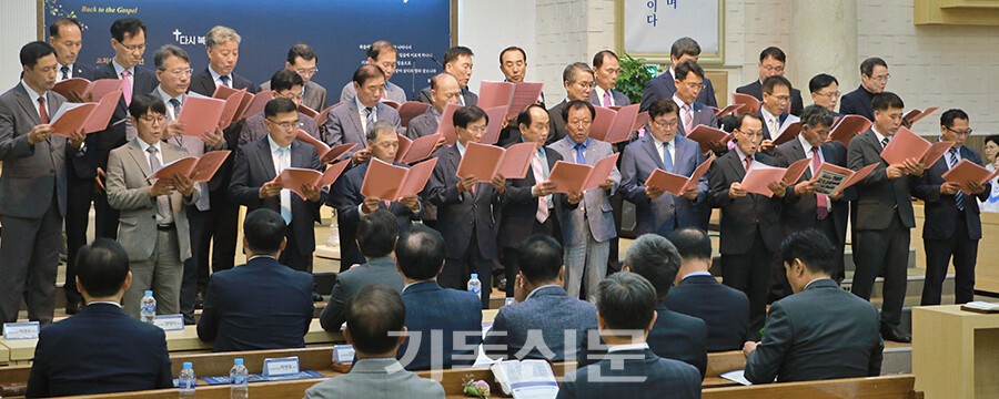 영광대교회 역대 장로들이 찬양하며 ‘다시 복음’의 사명을 다짐하고 있다.