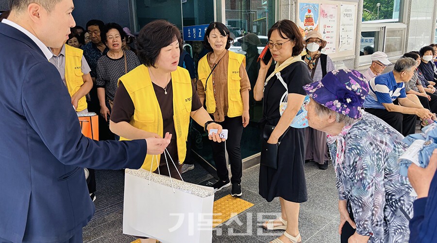 전주 초청교회가 독거노인들을 위해 준비한 500채의 여름이불을 나누는 모습.