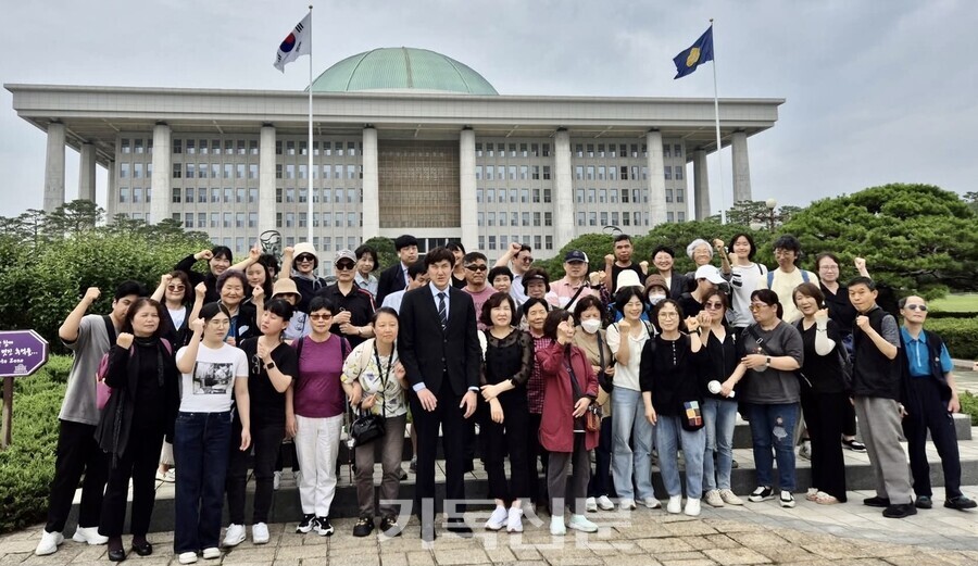 시청각장애인들이 시청각장애인권리보장법 제정을 위한 기자회견을 진행한 후 국회 앞에서 연대를 다지는 활동을 갖고 있다.