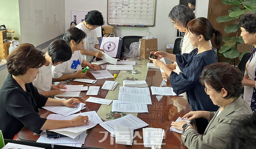총신신대원여동문회 임원들이 전국 노회에 보낼 청원서와 관련 자료들을 서류봉투에 담고 있다.