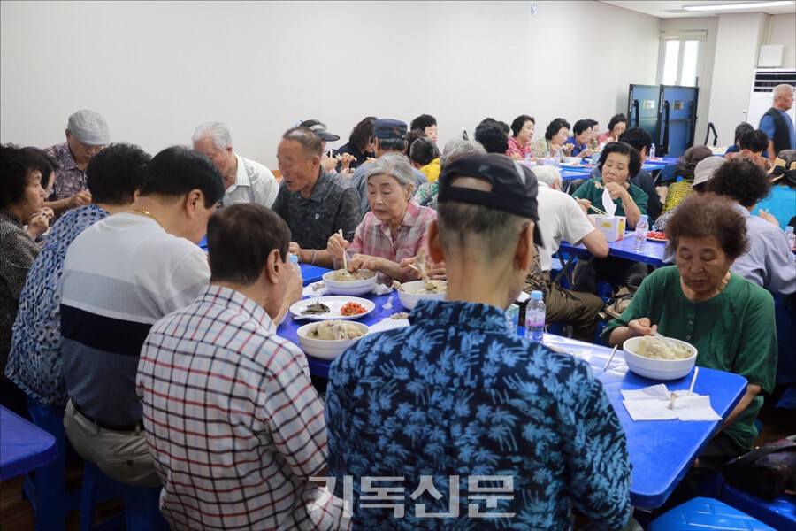 설립 29주년을 기념해 전주 한동교회가 이웃들을 섬기는 삼계탕 잔치를 열고 있다.