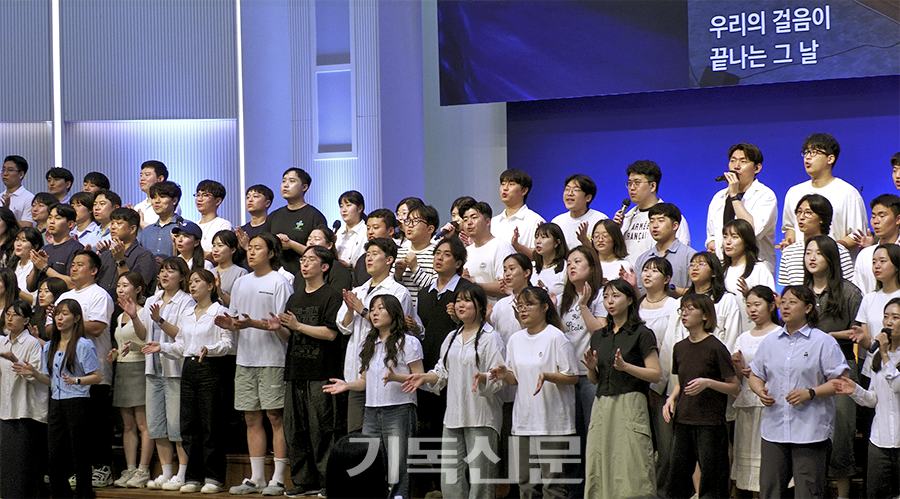 왕성교회가 40일 기도대행군을 통해 전 교인이 기도로 영성을 회복하고, 교회가 새롭게 변화되는 기회를 마련하고 있다. 금요철야 돌파기도회에서는 많은 청년들이 모여 함께 찬양하고 있다.