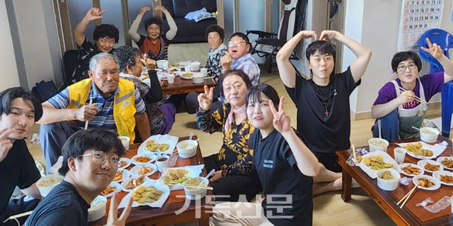 제77회 낙도단기선교에 참여해 전남과 경남지역 섬들에 복음의 씨앗을 뿌린 신학생과 기독청년들.