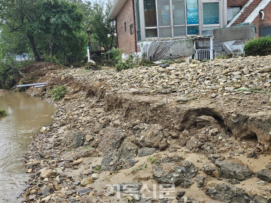 일도교회는 3년 전 수해를 입고 제방과 옹벽 공사를 했지만, 극한 폭우 속에 옹벽과 제방이 모두 휠쓸리면서 다시 수해를 입었다.