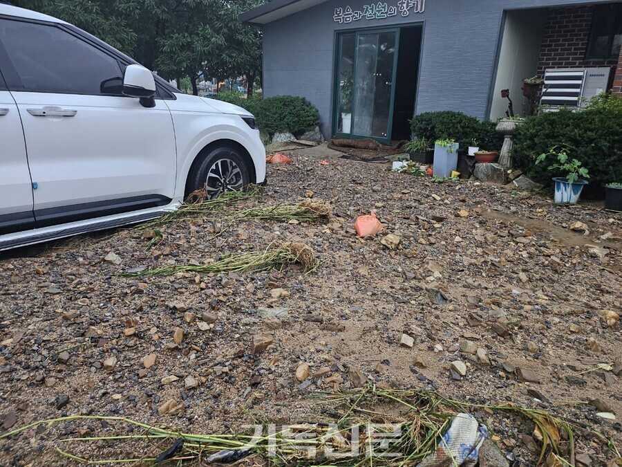  당진 일도교회는 저수지 제방붕괴와 하천 범람으로 예배당 일부 침수 피해 등을 입었다. 예배당 앞마당은 자갈과 토사가 뒤덮였고 사택 일부와 시설물도 침수 피해를 입었다.