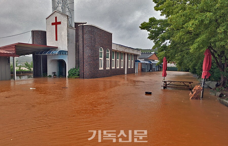광주 일대에 쏟아진 집중 호우로 범람한 하천이 본량제일교회 경내로 쏟아져 들어오는 모습.