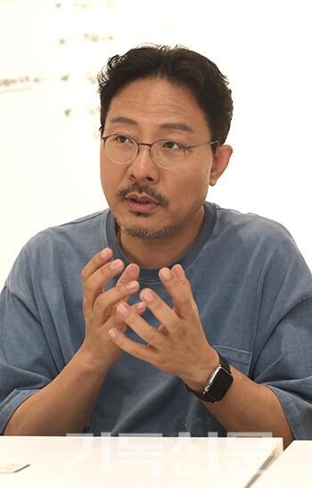 애니메이션 '킹 오브 킹스'를 기획하고 시나리오를 집필한 장성호 감독이 영화 제작 의도를 밝히고 있다. 그는 이 작품을 통해 인간의 결핍은 오직 그리스도 안에 있는 진정한 사랑을 깨달을 때 비로소 치유될 수 있다는 메시지를 전하고자 했다고 말했다.