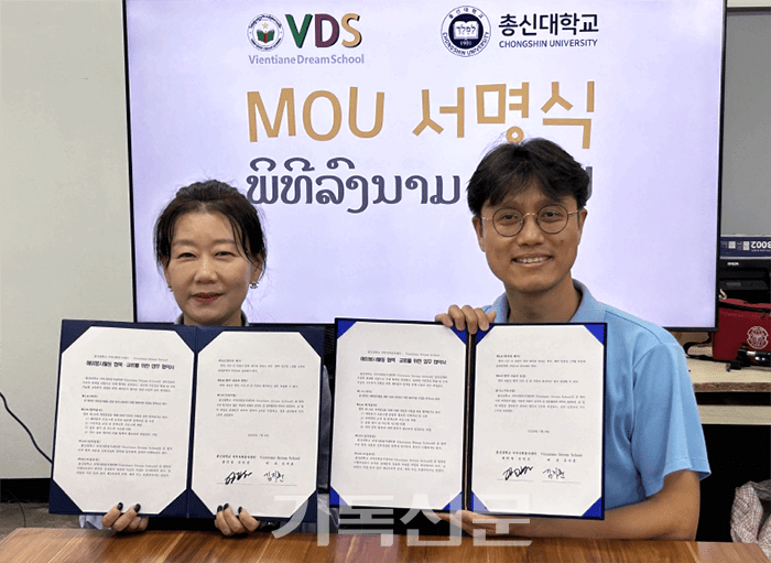 박성규 총신대 총장(오른쪽)과 김경은 법무법인 인의로 대표 변호사(가운데)가 협약서를 교환하고 있다.