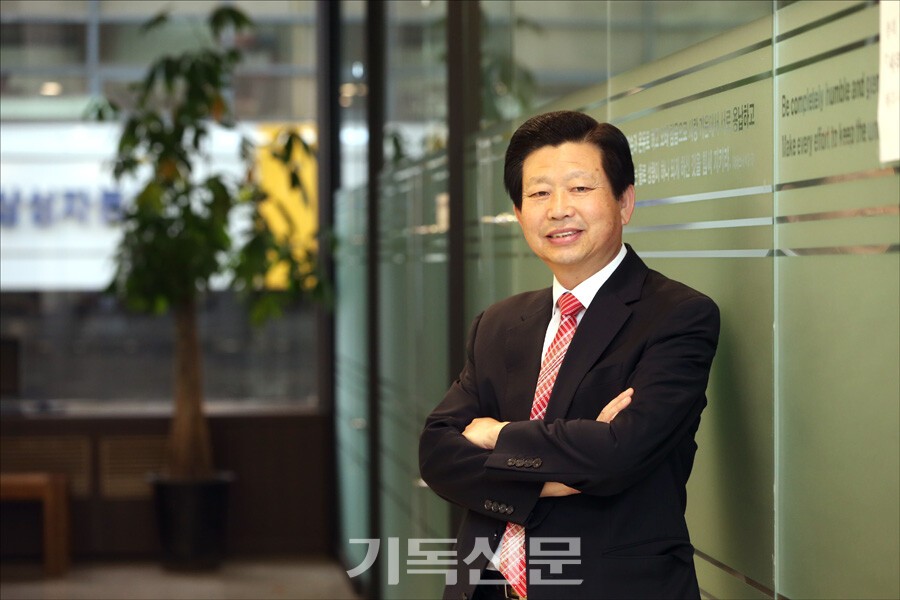 꽃동산교회 담임이자 한국어린이교육선교회 대표인 김종준 목사가 어린이 사역의 중요성을 깨닫고 어린이 사역에 힘을 다하자고 강조하고 있다.