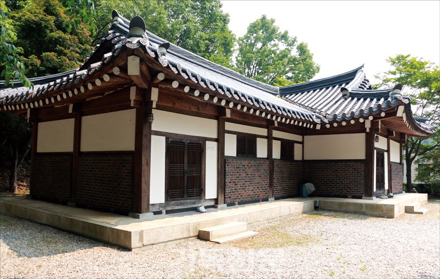 한국 개신교 최초의 교회로 황해도 장연에 세워졌던 소래교회 옛 예배당이 총신대 양지캠퍼스에 복원되어 있다.