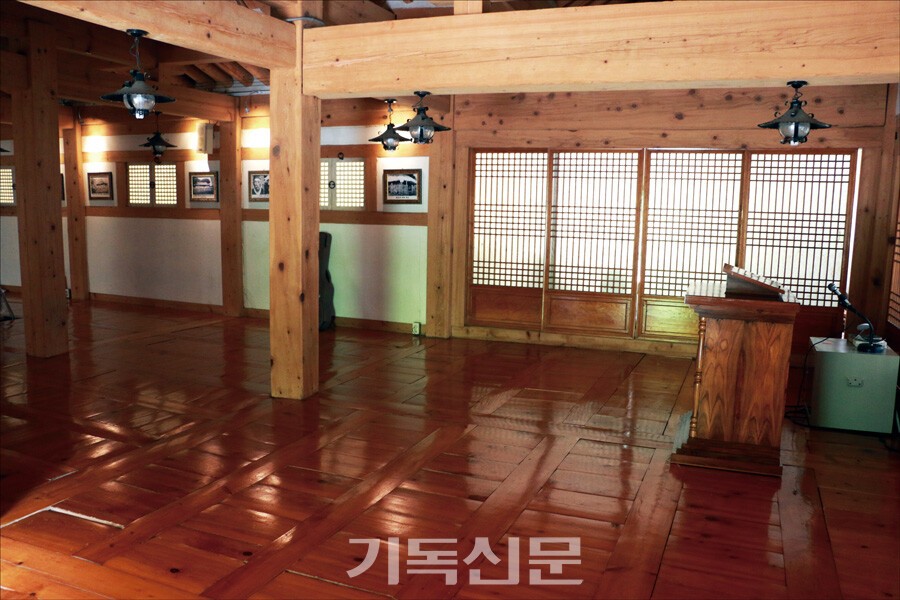 소래교회당 내부 모습. 이곳은 방문자들의 예배와 총신대 학생들의 기도모임을 위한 공간으로 활용된다.