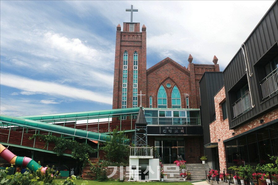 경북 영천에서 기독교신앙의 뿌리 역할을 감당해 온 신령교회의 예배당 전경.