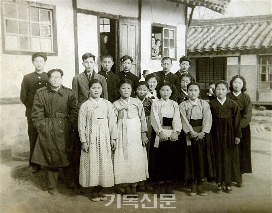 격동기 역사를 헤쳐 나온 신령교회 초창기의 성도들.