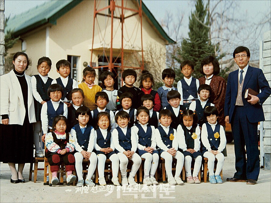 설립 직후부터 신령교회는 다음세대 사역에 힘을 쏟았다. 사진은 제일선교원 4회 졸업식.